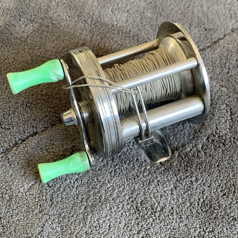 Vintager J.C. Higgens Model 537.3105 Level Wind Casting Reel Green Handles